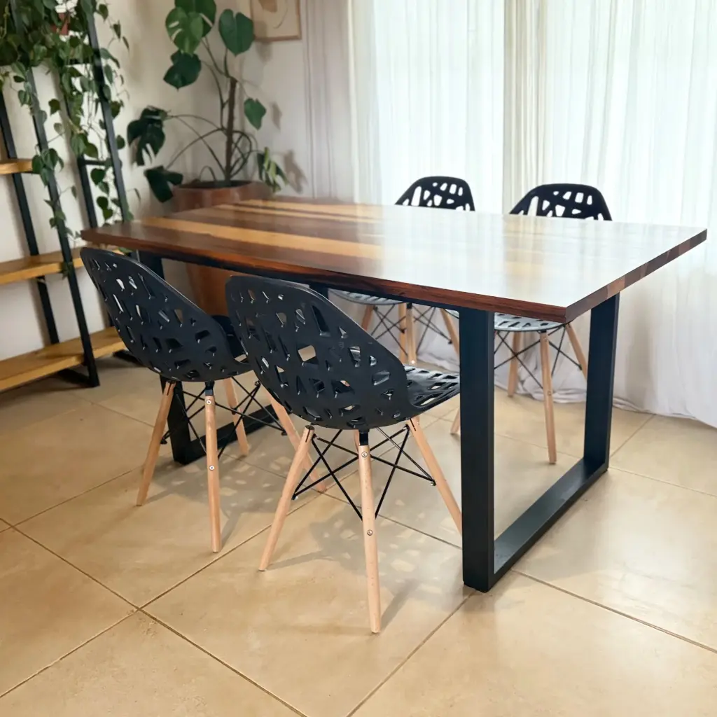 Mesa Dallas Guayubira + Sillas Akron negras 