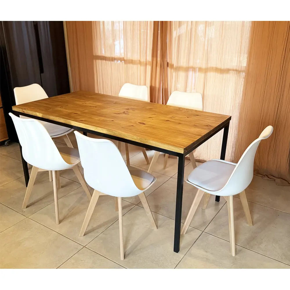 Mesa Denver pino + Sillas Tulip blancas